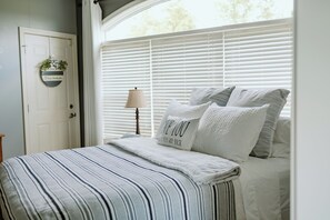 4 bedrooms, iron/ironing board, WiFi, bed sheets