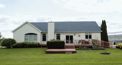 Sleeps 8, country stay, peaceful, pond