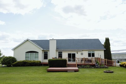 Sleeps 8, country stay, peaceful, pond