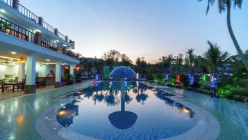 Boendets fasad - kväll/natt