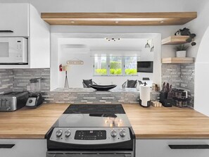 Frigorifero, microonde, forno, piano cottura