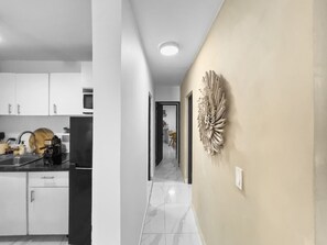 Køleskab, mikrobølgeovn, kogeplade, kaffe-/temaskine