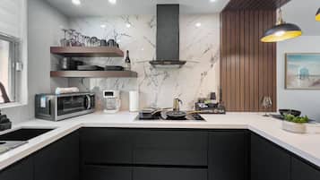 Jääkaappi, mikroaaltouuni, liesi, kahvin-/teenkeitin