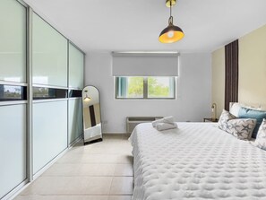 3 chambres, bureau, Wi-Fi gratuit, draps fournis