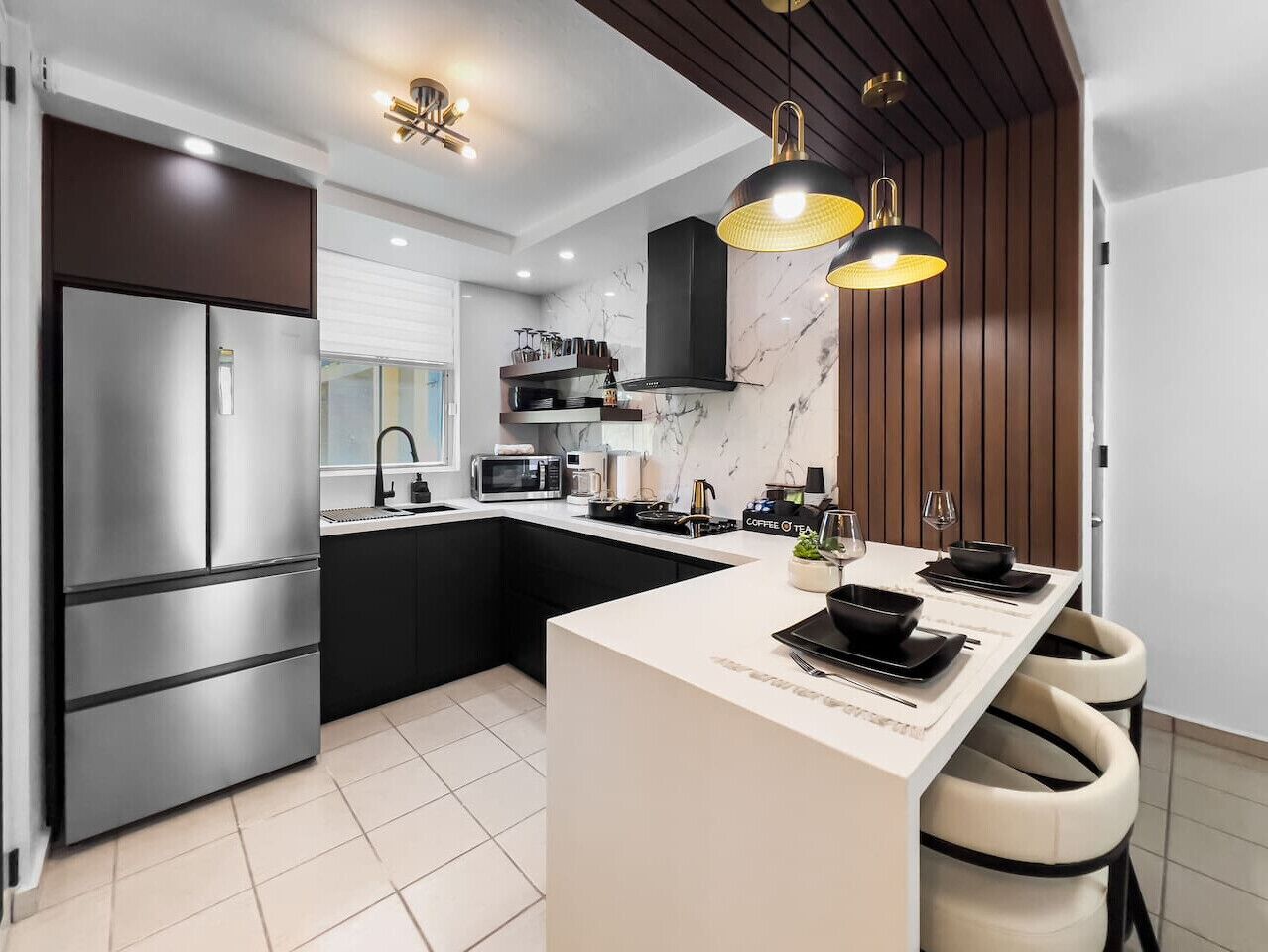 Jääkaappi, mikroaaltouuni, liesi, kahvin-/teenkeitin