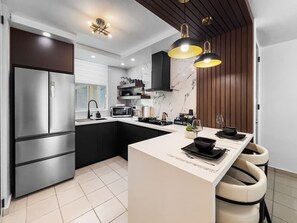 Geladeira, micro-ondas, cooktop, cafeteira/chaleira