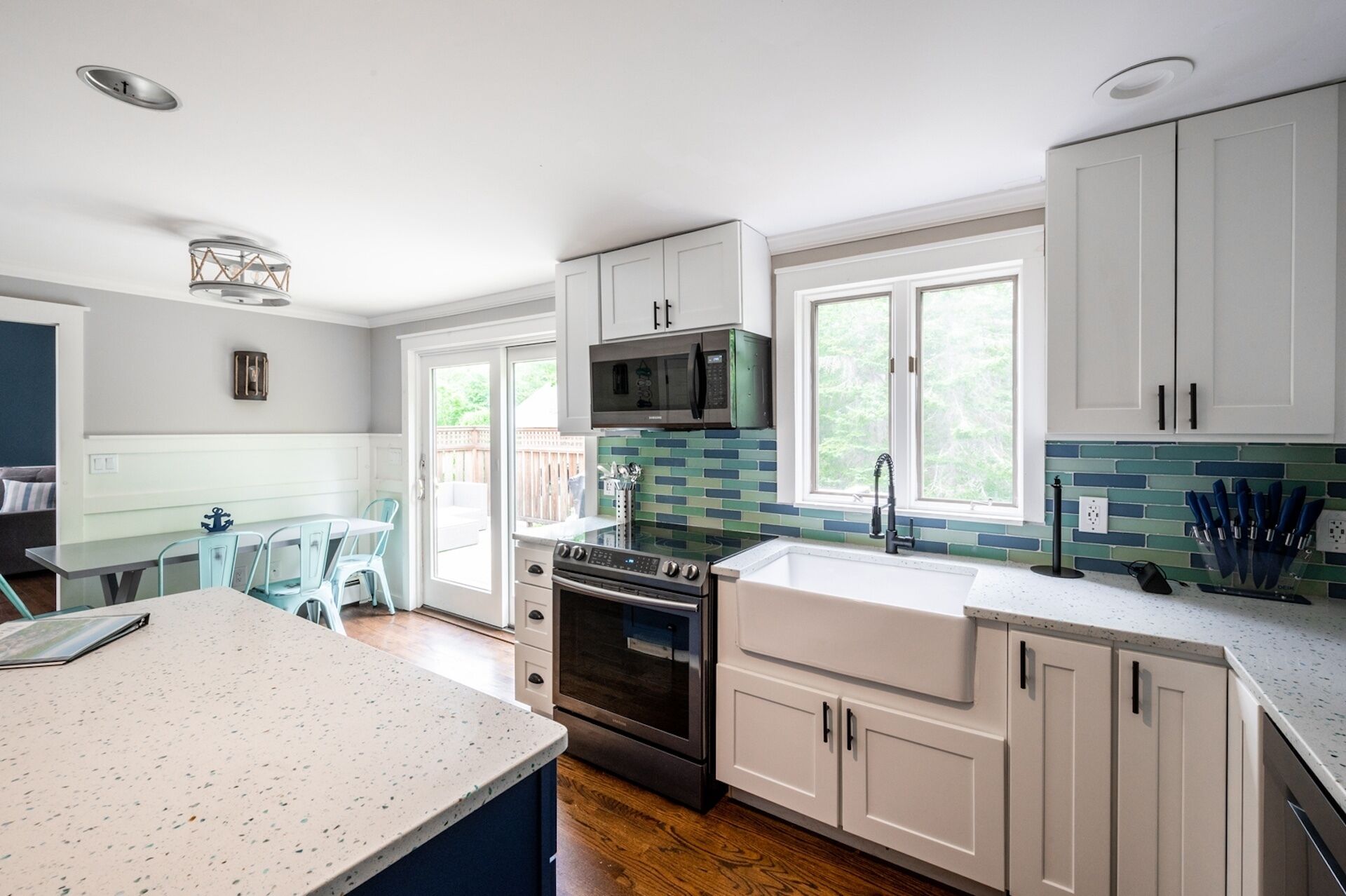 Réfrigérateur, four à micro-ondes, un four, surface de cuisson