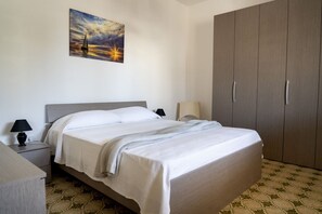 2 habitaciones y tabla de planchar con plancha 