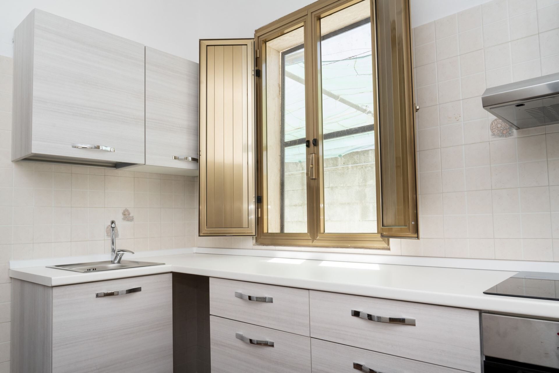 Réfrigérateur, micro-ondes, four