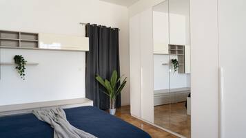 1 habitación y tabla de planchar con plancha