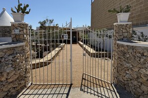 المنطقة المحيطة بالمنشأة