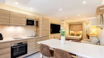 Réfrigérateur, cafetière/bouilloire, grille-pain