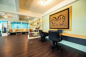 40-inch Smart TV with cable channels - GL Sport Club Serviced Residence & Hotel (Bangkok)