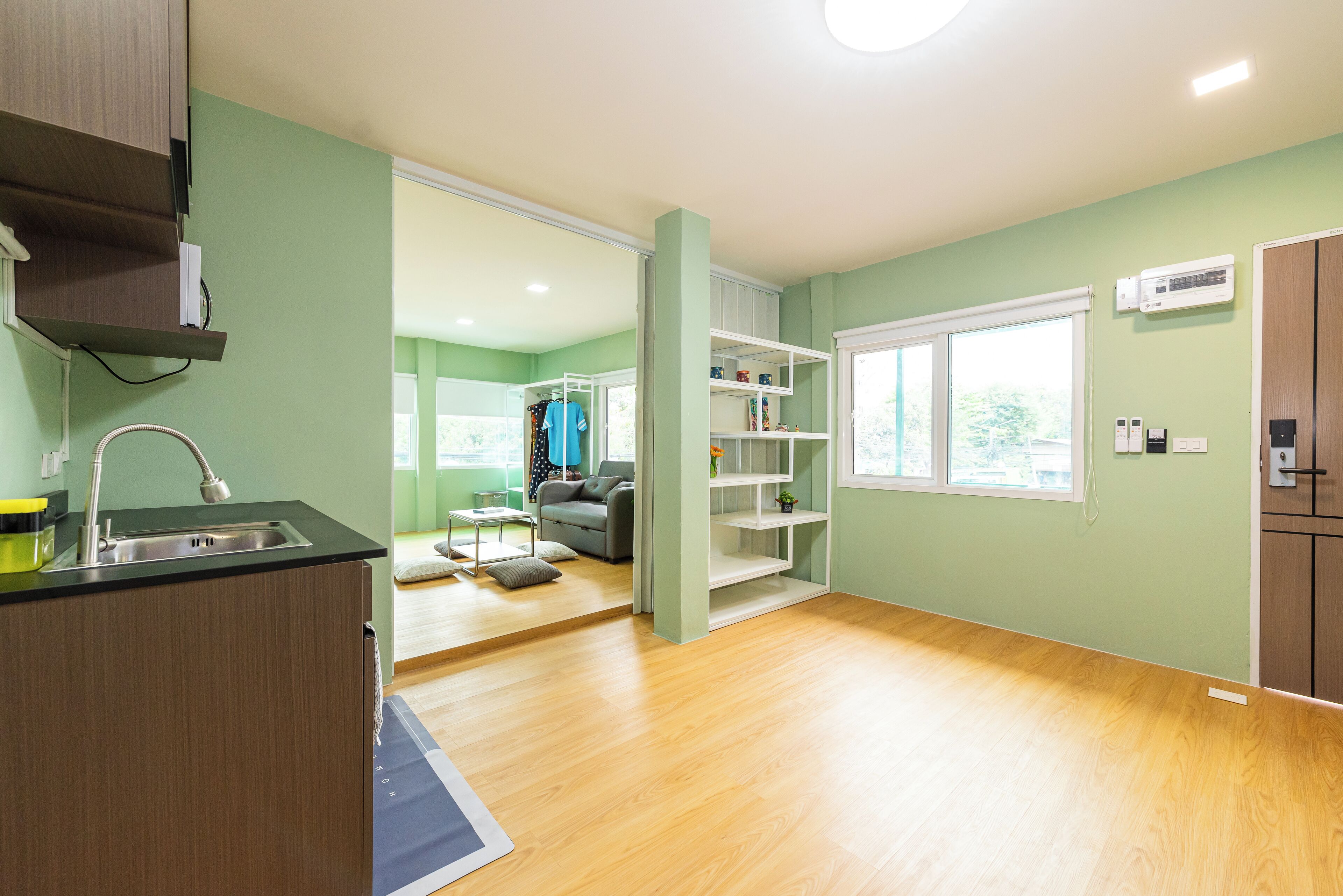 Een moderne keuken met een inbouwspoelbak en een eethoek met een tafel en stoelen.