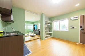 Deluxe Twin Room | Private kitchen