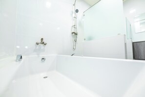 Habitación Elite | Baño | Bañera y ducha independientes, cabezal de ducha tipo lluvia y zapatillas