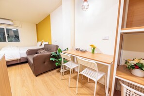 Elite Room | Living area | 40-inch Smart TV with cable channels - GL Sport Club Serviced Residence & Hotel (Bangkok)
