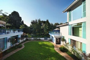 A modern building with a central courtyard, a covered outdoor area, and a view of the surrounding greenery. - Julan'an Homestay (Guilin Liangjiang Sihu Dongxi Alley Shop) (Guilin)
