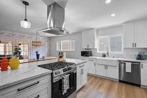 Een magnetron, een oven, een kookplaat, een vaatwasser