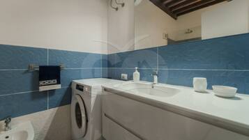 Suihku, hiustenkuivaaja