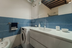 Shower, hair dryer - VICOLO SAN MARTINO SUITE (Porto Azzurro)