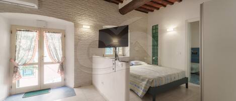 1 habitación y tabla de planchar con plancha