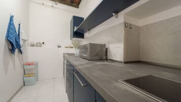 Køleskab, mikrobølgeovn, ovn, kogeplade