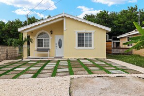 Exterior - Great Price, Modern, Video Games, All Inclusive! (Old Harbour)