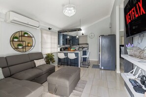 Smart TV, video games - Great Price, Modern, Video Games, All Inclusive! (Old Harbour)