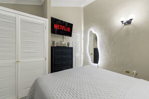 3 bedrooms, iron/ironing board, free WiFi, bed sheets - Great Price, Modern, Video Games, All Inclusive! (Old Harbour)