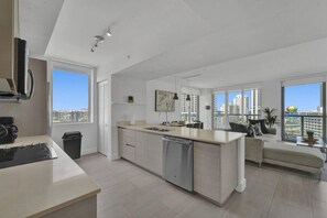 Een koelkast, een microgolfoven, een oven, een kookplaat