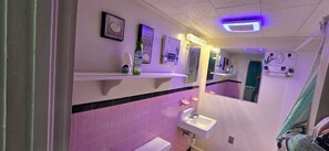 Toallas, jabón, papel de baño