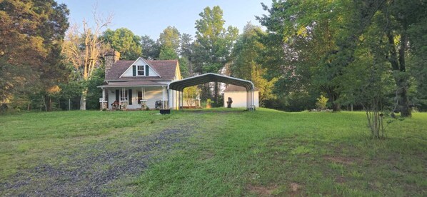 Exterior - Charming 2-bedroom house with WiFi is a cozy place (Ridgeway)