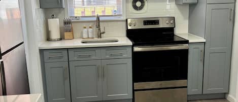 Four à micro-ondes, un four, surface de cuisson