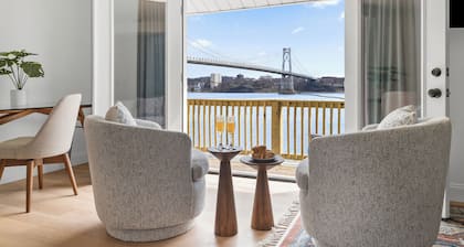 Stylish Hudson Escape With Hot Tub + Bridge View