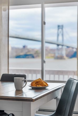 Dining - Hudson Escape W/ Hot Tub + Bridge View (Highland)