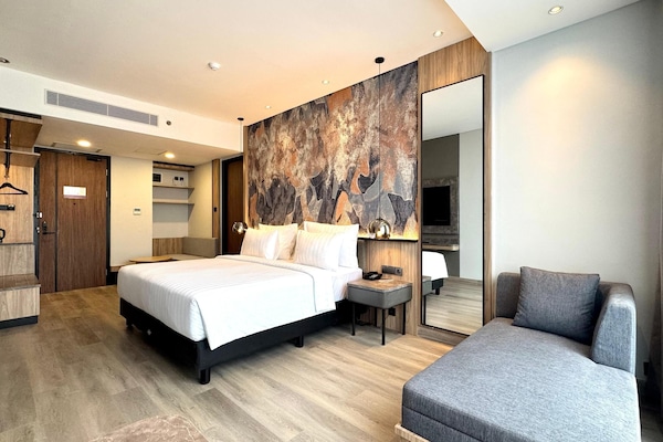 Dobbeltrom – junior | Safe på rommet, blendingsgardiner, lydisolert og strykejern/-brett