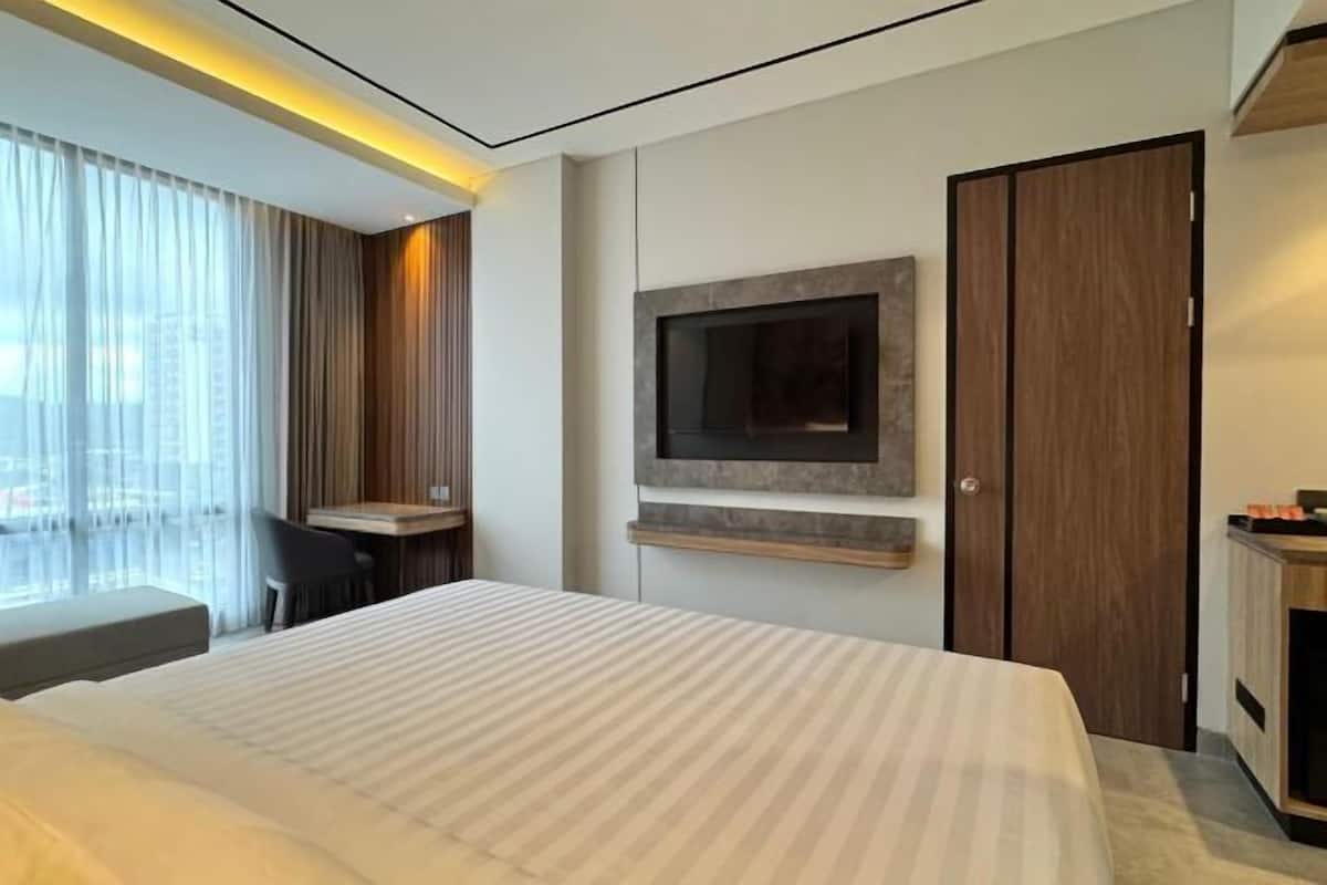 1 bedroom, in-room safe, blackout drapes, soundproofing