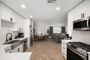 Mikrowelle, Ofen, Herdplatte, Geschirrspüler