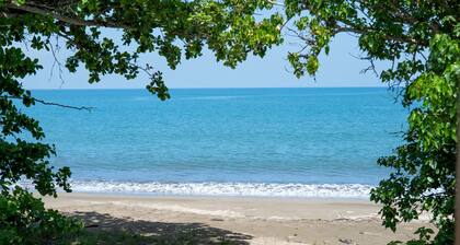 Retiro Frente al Mar con Terraza, Playa y BBQ
