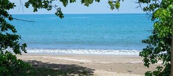Oceanfront Retreat w/ Terrace, Direct access to Beach & BBQ