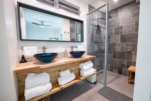Douche, séchoir à cheveux, serviettes fournies, savon