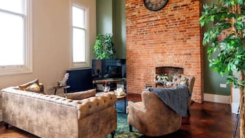 Fernseher, Kamin, Arbeitsbereiche