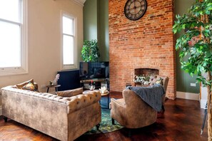 Télévision, cheminée, espaces bureaux