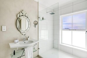 Douche, sèche-cheveux, serviettes fournies