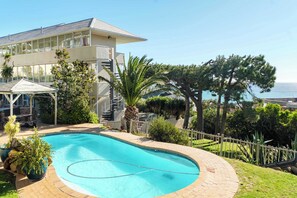 Pool - Ocean View 2 bed Apt in Camps Bay Skyline Heights (Cape Town)