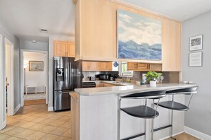 Køleskab, mikrobølgeovn, kogeplade, opvaskemaskine