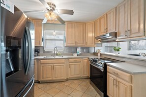 Køleskab, mikrobølgeovn, kogeplade, opvaskemaskine