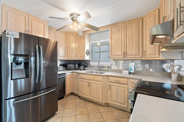 Fridge, microwave, stovetop, dishwasher