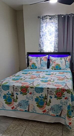 2 slaapkamers, een strijkplank/strijkijzer, gratis wifi, beddengoed